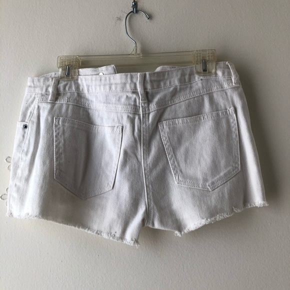 F21 White Floral Appliqué Cutoff Denim Shorts - Picture 2 of 4
